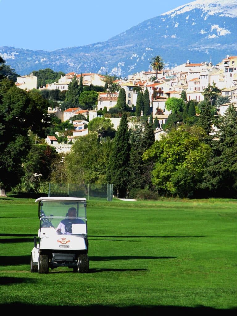 Golf-de-Biot-Parcours- voiturette gonflette jouer de golf Provence