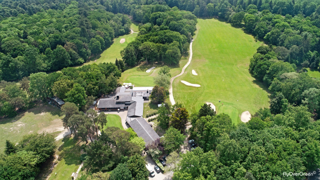Golf de Nantes vue aerienne clubhouse et parcours de golf boisé pins cèdres arbres centenaires fairway green bunker
