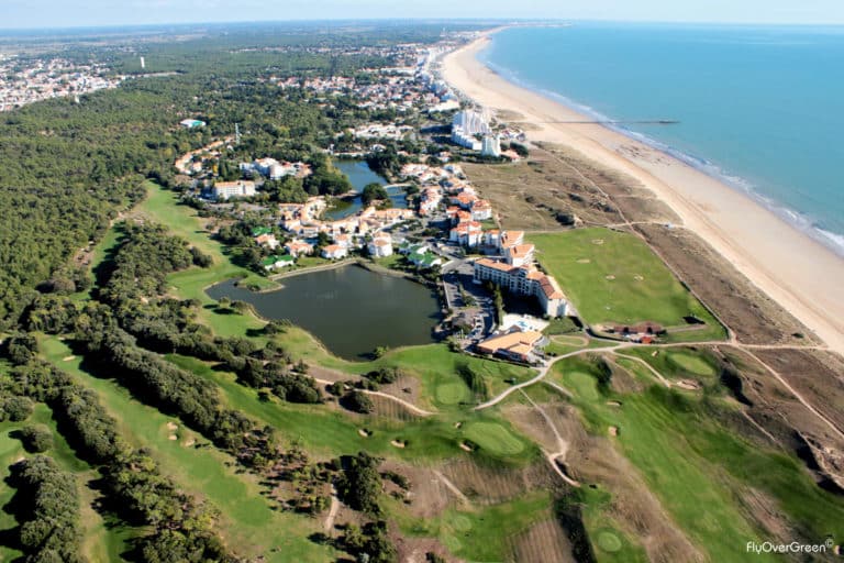 Golf de Saint Jean de Monts parcours de golf en bordure de l’ocean vue aerienne golf et hotel