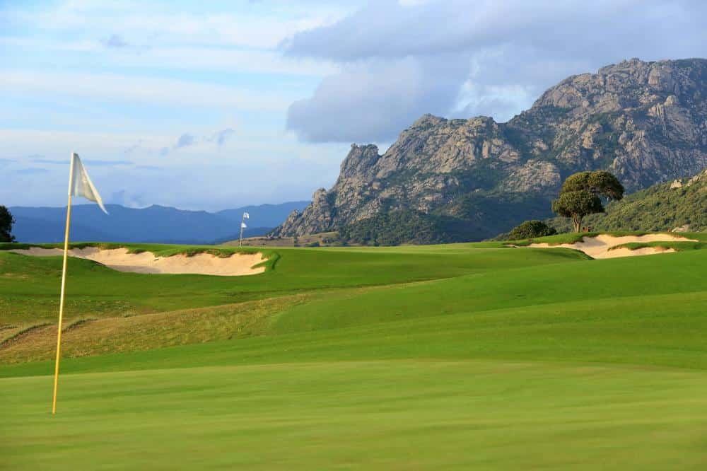 Méditerranée golf domaine de murtoli Parcours de golf en Corse mer bordure falaises crique