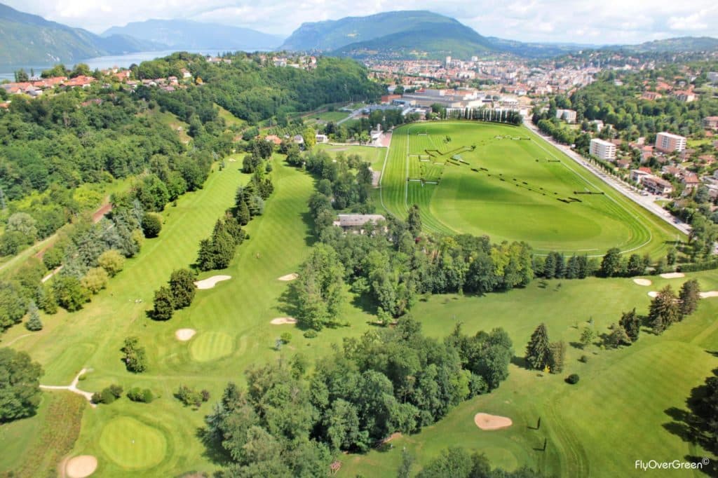Auvergne-Rhône-Alpes - Golf Club Aix les Bains - Vue aerienne - parcours -practice green fairway bunker - vue sur la ville beau golf 18 trous