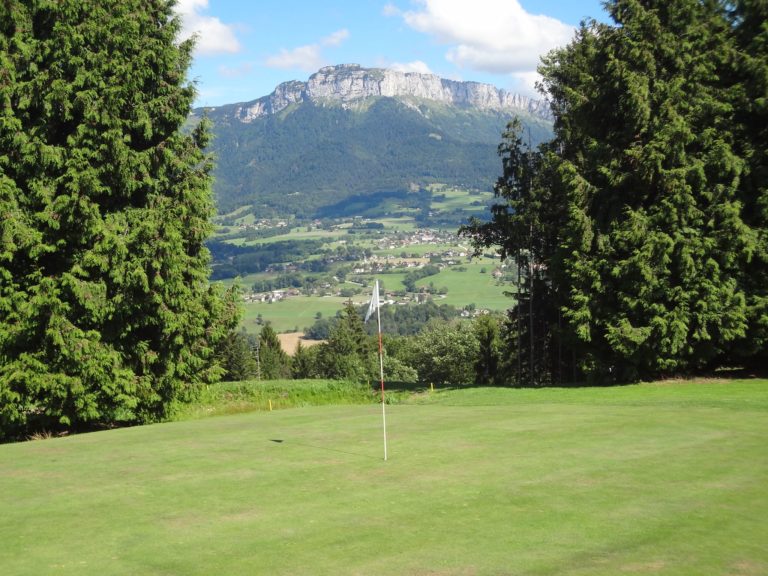Golf du Belvédère Green and Mountain