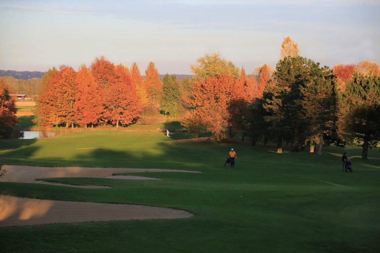 Parcours de golf du Beaujolais Automne Arbres Fairways golfeurs greens