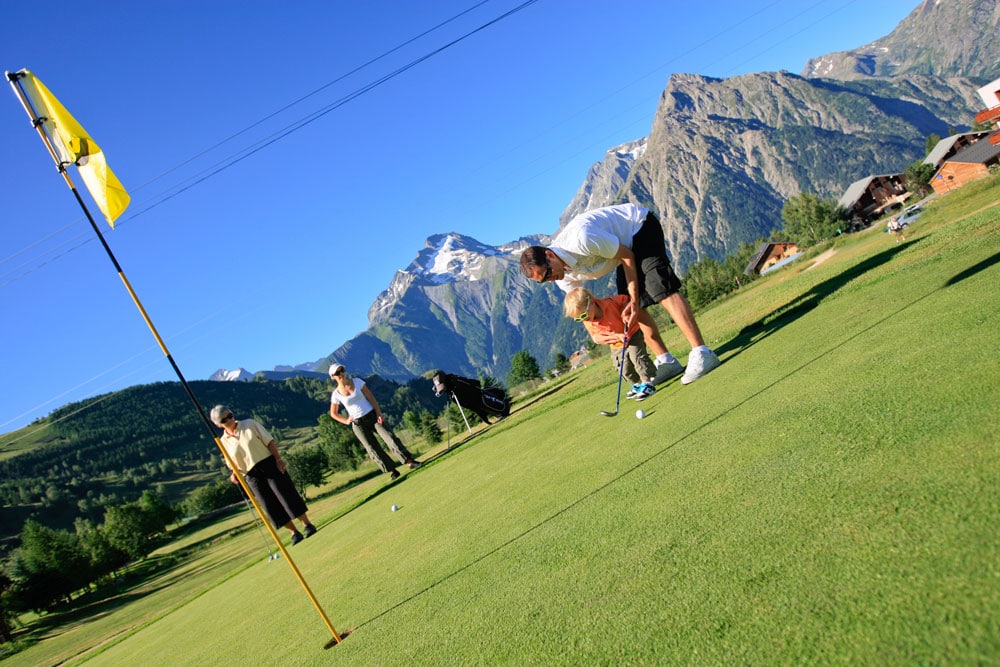 golf-aux-2-alpes golfeurs green Famille