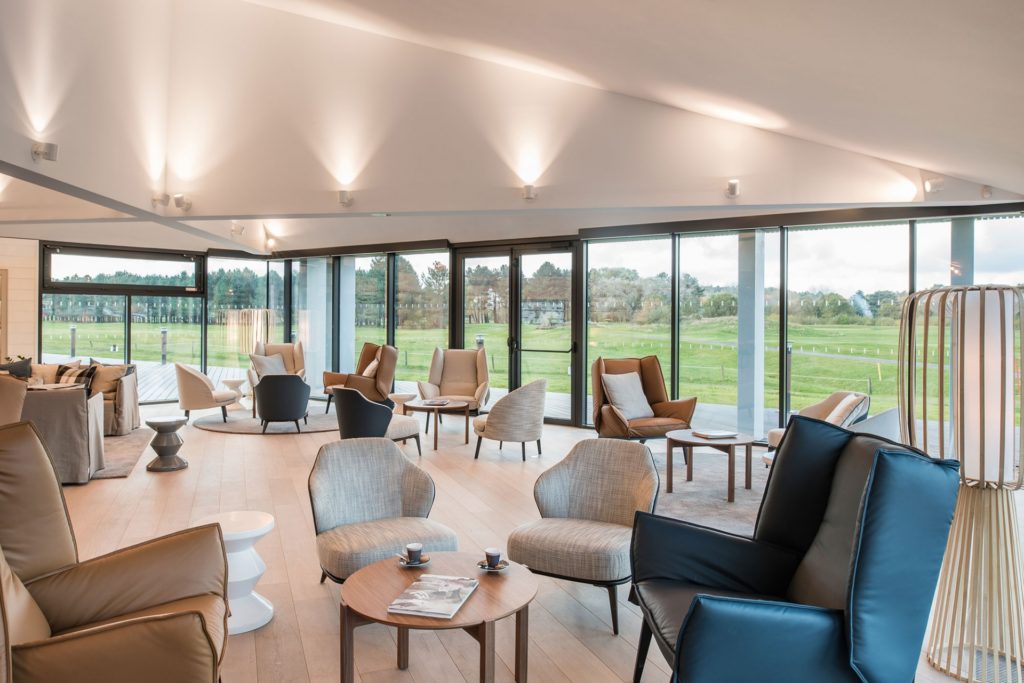 salle de restaurant moderne vue sur le golf du Touquet