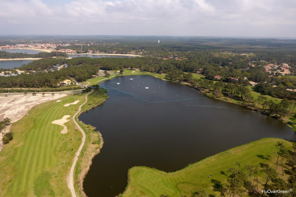 Golf De Pinsolle Vue aerienne practice driving range sur eau taper des balles golfeurs