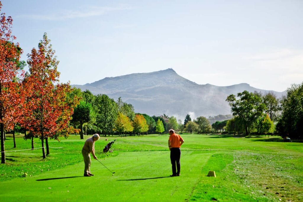 golfeurs montagne automne pins pays basque
