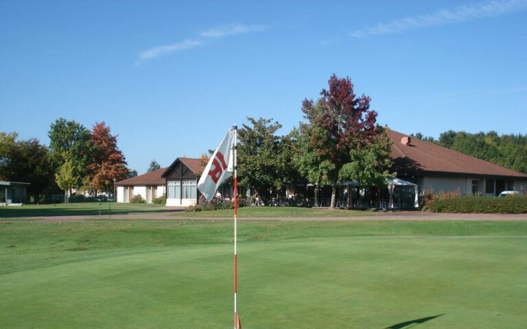 Green du 18 සහ Limoges St Lazare Golf clubhouse