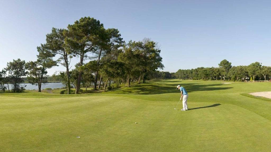 golfeurs putting pins green golf de Pinsolle