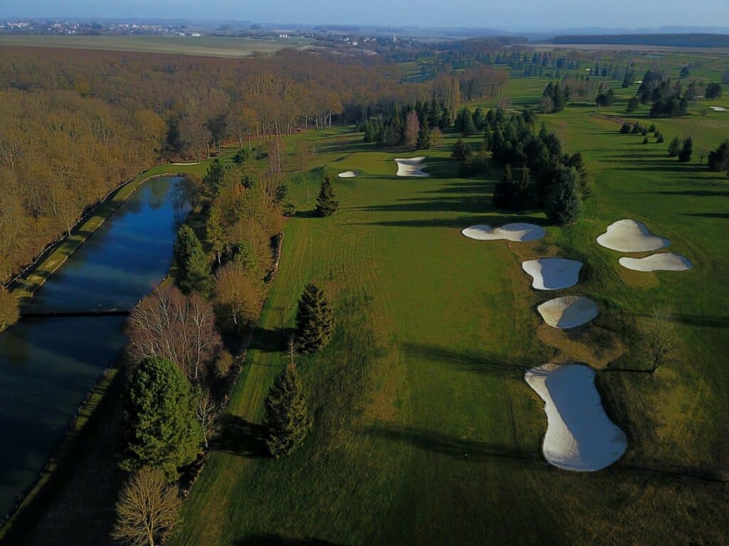 vue aérienne green fairway bunker golf 18 trous