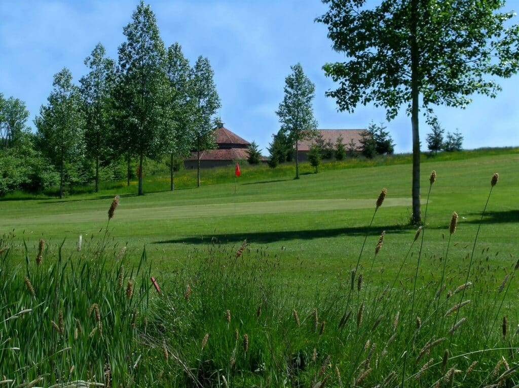 Club-house vue golf 9 trous bourgogne
