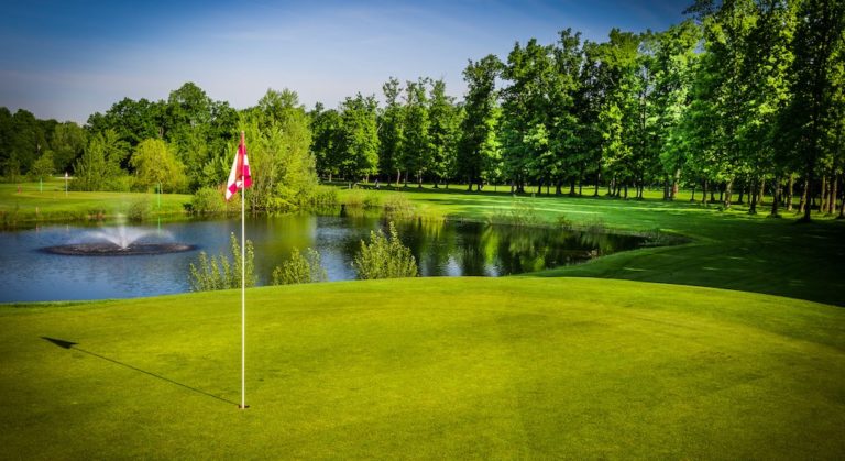 Golf Club des Bouleaux golfeurs parcours boisé dans la nature Mulhouse, Haut-Rhin, Alsace.