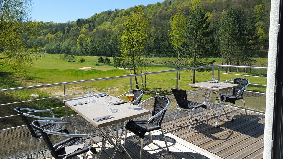 Golf International de Longwy et son restaurant Les Hauts Fourneaux terrasse vue parcours