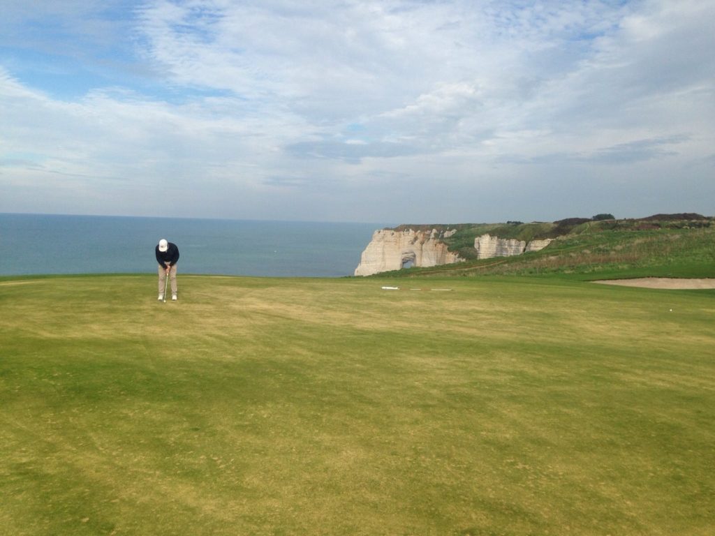 Golf d'Etretat Golfeur putting vent falaise