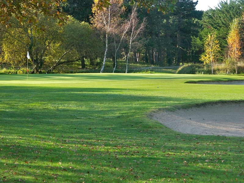 Parcours 18 troys normandie green fairway bunker golfeur Golf de Coutainville