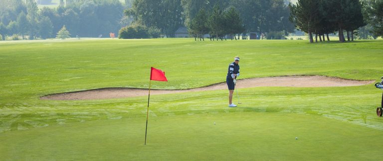 Golf de Loches-Verneuil parcours de golf Loire golfeurse putting