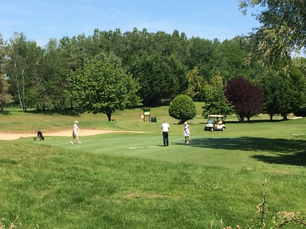 Golfeurs voiturette putting Golf de Beaune Levernois