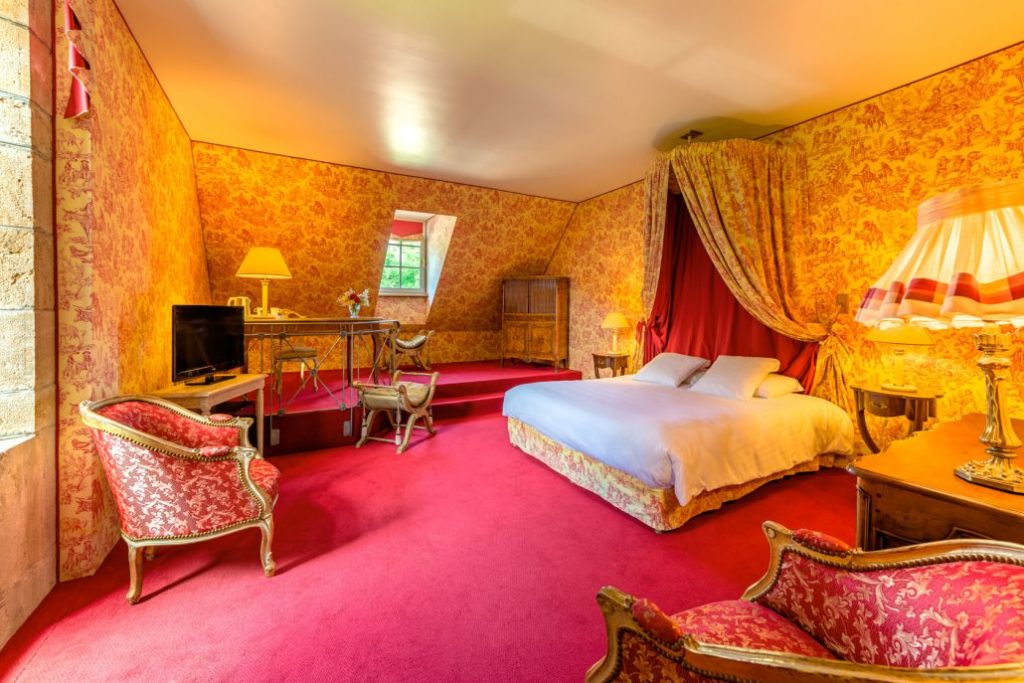 Hôtel du Domaine de Bournel Château du XVIIIème siècle Chambres lit Tv Vue golf parcours 18 trous