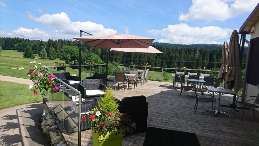 Restaurant golf de Pontarlier bar terrasse vue sur le parcours de golf