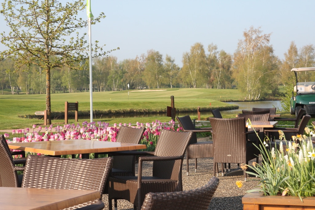 Restaurant terrasse golf de Limères Orléans vue sur le golf