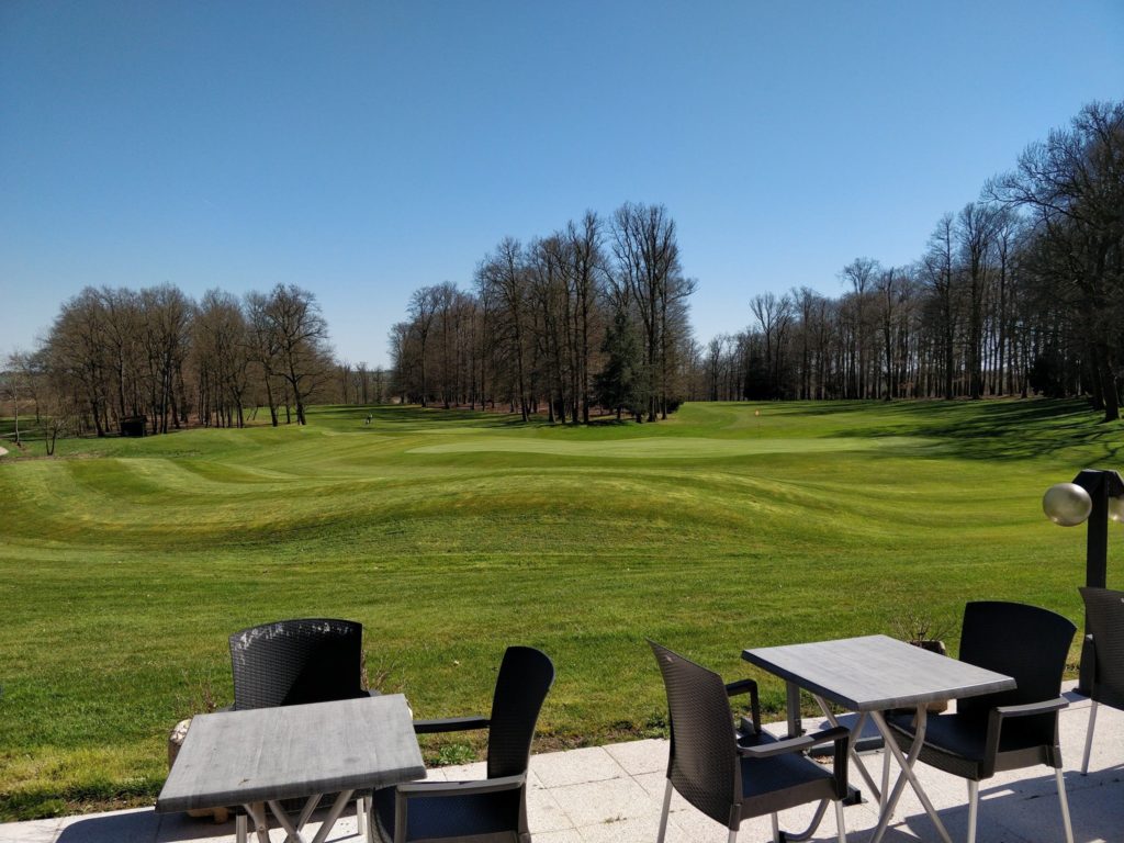 Terrasse vue parcours de golf Golf du Château d'Avoise restaurant Albatros