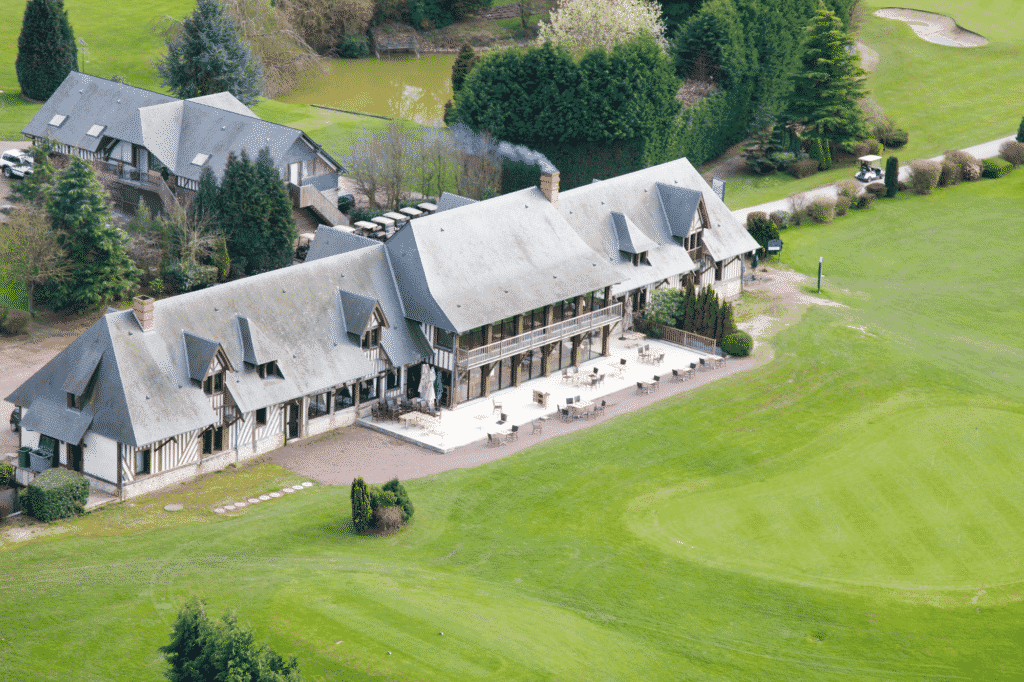 Vue-aérienne-du-club-house Golf Deauville Saint-Gatien