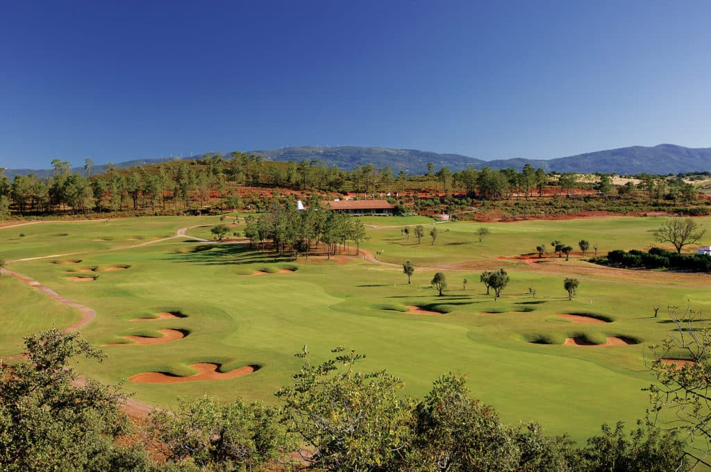 Morgado Golf & Country Club Portimao Portugal Vue ensemnle parcours club-house montagne