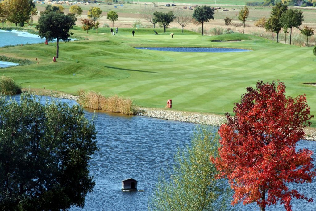 green fairway bunker golfeurs eau Club de Golf Retamares Valdeolmos Espagne