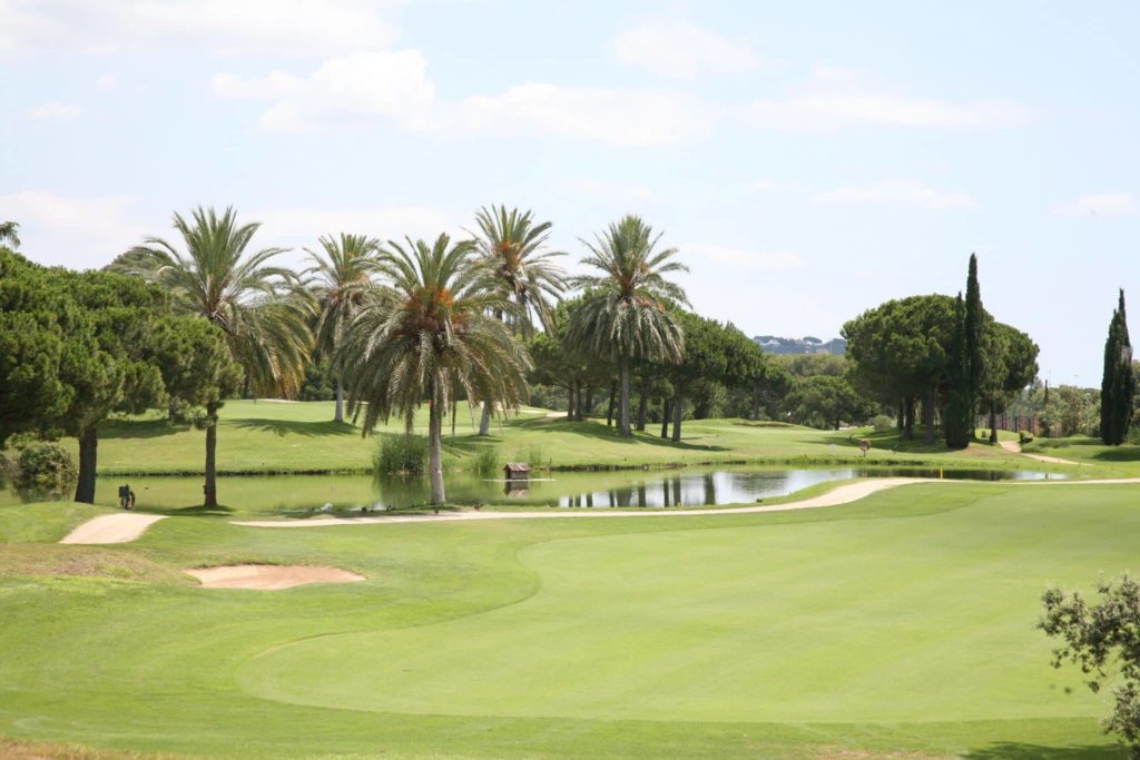 Club-de-Golf-Llavaneras-Mer-fairway-green-bunker-palmier