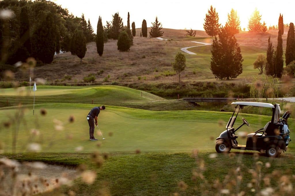 Castelfalfi Golf Club Toscana Resort voiturette golfeur
