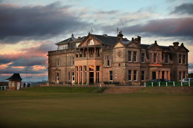 golf de St Andrews - 18 မှ Old Course Club-House အစိမ်းရောင်