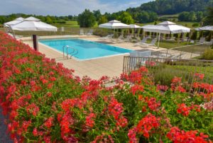 Hôtel Golf Château de Chailly Piscine Fleur verdure parcours de golf 18 trous vacances golf