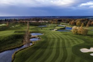 Hotel Les Suites - Domaine de Crécy Parcours de golf 18 trous vue aerienne