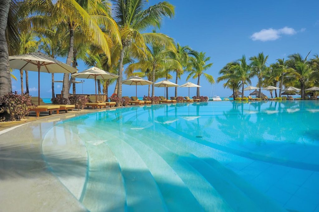Hôtel Paradis Beachcomber Golf Resort & Spa piscine palmier transat matelas