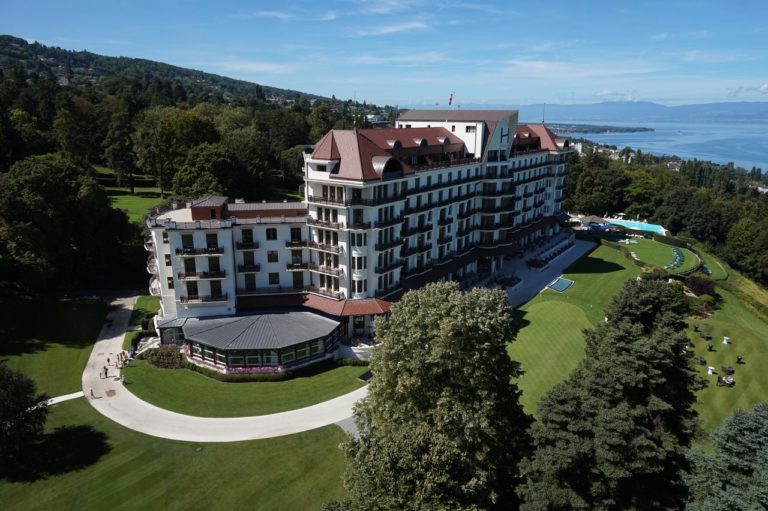 Hôtel Royal – Évian-les-Bains, France – Vue aerienne hotel et parcours de golf