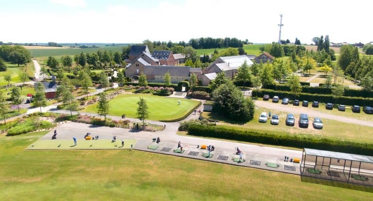 Hulencourt Putting green golfeur practice driving range