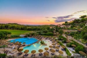 piscine parcours de golf coucher de soleil en Provence vacances farniente