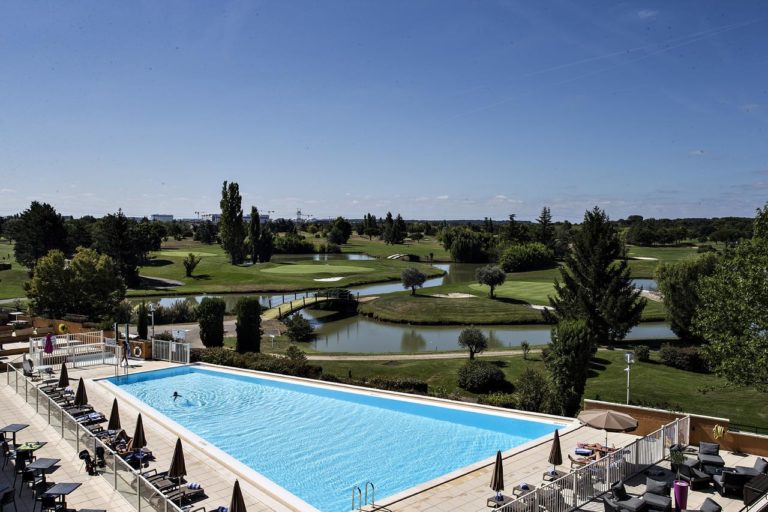 Mercure Toulouse Aéroport Golf de Seilh piscine golf