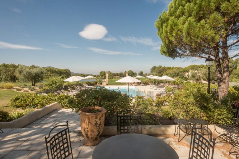 Pierre & Vacances Hotel du Golf de Pont Royal en Provence Vue parcours de golf pont Royal
