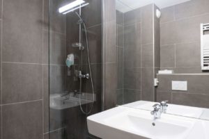 Quality Hotel du Golf Montpellier Juvignac salle de bain douche