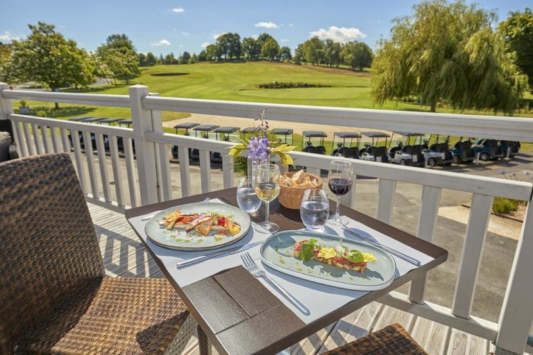 Saint Malo Golf Resort terrasse restaurant vue sur parcours de golf