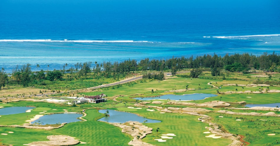 heritage-golf-club_ vue aerienne du Parcours de golf Mer Lagon ciel bleu plage golfeurs hotel vacances séjour ile Maurice