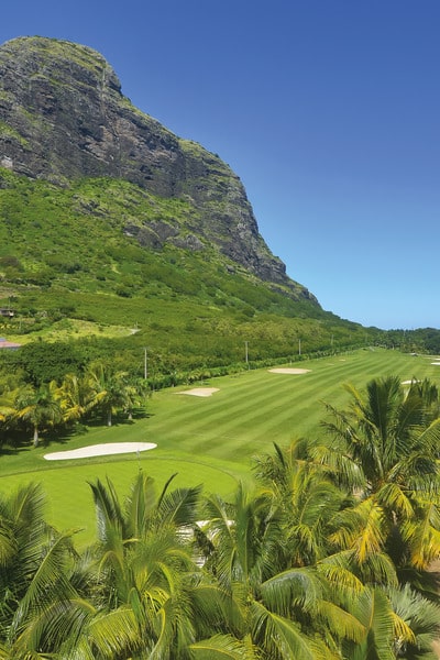 paradis-golf-club volcan parcours de golf palmiers vert