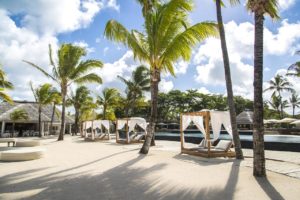 Anahita Golf & Spa Resort Piscine exterieure palmiers
