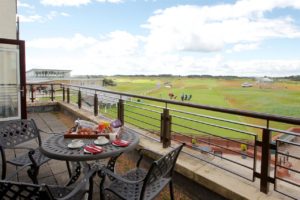 Carnoustie Golf Hotel Chambre balcon petit dejeuenr vue parcours de golf
