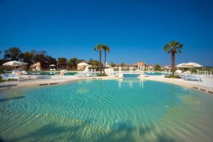 Chervò Golf Hotel Spa piscine palmier ciel bleu