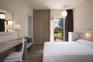 Complexe hôtelier Is Molas Resort Chambre vue sur parcours de golf