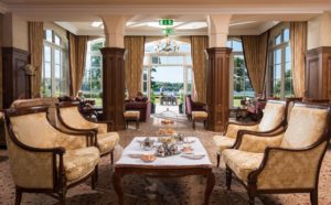Complexe hôtelier Lough Erne Resort Salon vue sur parcours de golf