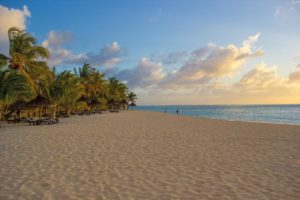 Dinarobin Beachcomber Golf Resort & Spa Plage privée sable blanc mer turquoise Ile Maurice