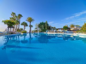 Hotel Jardín Tecina piscine ciel bleu palmier